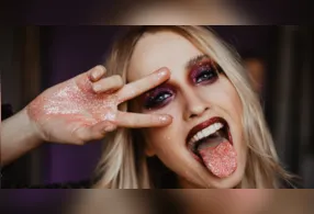 Confira dicas práticas para remover o glitter do corpo e do cabelo após a folia, sem agredir a pele ou o meio ambiente