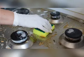 Aprenda fazer uma mistura que dissolve gordura do fogão instantaneamente.