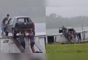 O automóvel foi colocado em cima do barco com ajuda de dois pedaços de madeira