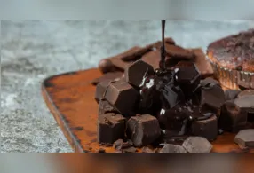 Para aproveitar os benefícios do chocolate amargo, prefira versões com 70% ou mais de cacau, e confira se o cacau aparece primeiro na lista de ingredientes.