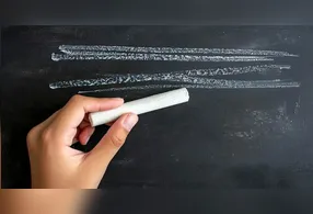 Muito utilizado para escrever em quadros escolares, o giz branco também pode ser um ótimo aliado nas suas roupas.