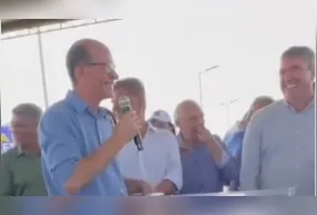 Prefeito faz discurso com frase de duplo sentido, causando gargalhadas no público do evento.