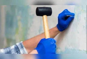 Segundo a dica, limpeza prévia  melhora o acabamento como também evita que resíduos interfiram na aderência do prego.