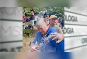 Repórter passava entre os foliões quando foi atingido