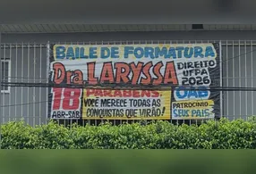 A homenagem foi feita na porta da casa da família, em homenagem para a filha formada em Direito, pela UFPA.