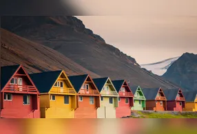 Segundo a National Geographic, os moradores investem fortemente em lâmpadas de terapia de luz, que reproduzem os comprimentos de onda da luz solar, e se esforçam para manter suas rotinas e permanecer fisicamente ativos durante o longo período de escuridão.