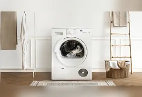 Muito necessária e imprescindível, a máquina de lavar facilita a limpeza de roupas e tecidos com rapidez e praticidade.