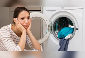 Mito. Usar sabão em excesso não deixa a roupa mais limpa e pode até causar o efeito contrário.