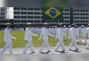 Em um vídeo compartilhado recentemente nas redes sociais, um militar explicou o processo básico para garantir que o uniforme branco permaneça sempre com aparência nova.