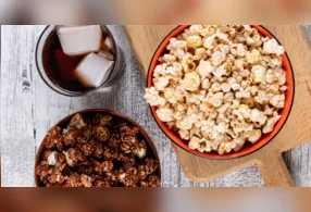 O alimento está presente no cotidiano de milhares de pessoas no mundo, sobretudo para curtir aquele cineminha