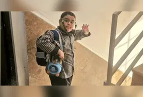 Na fotografia que se espalhou nas redes sociais, Mikaeil aparece do lado de fora de casa, acenando para a mãe antes de sair para a aula.