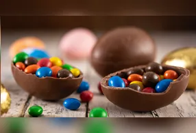 Sim, o chocolate pode ser guardado na geladeira, mas com ressalvas.