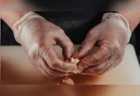 Truques simples usados por chefs ajudam a descascar o alho mais rápido, com menos contato e sem deixar odor depois do preparo.