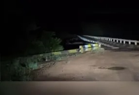 Os "fantasmas" estariam no escuro próximo de uma ponte.