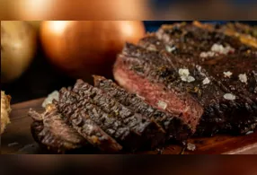 O fim do Carnaval dá lugar ao recolhimento espiritual: a Quarta-feira de Cinzas marca o início da Quaresma, período de jejum, abstinência de carne e preparação para a Páscoa.