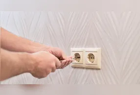 Mesmo desligados, aparelhos continuam recebendo corrente elétrica quando permanecem conectados.