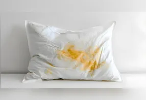 Imagem ilustrativa da notícia Por que o travesseiro fica amarelado mesmo trocando a fronha?