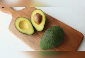 Alimento versátil e nutritivo, o abacate exige cuidados simples de armazenamento para manter a aparência e a qualidade por mais tempo.