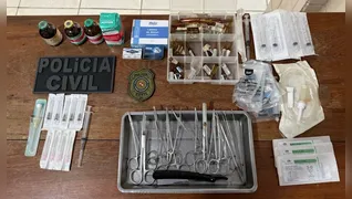 A mulher responderá judicialmente pelos crimes de maus-tratos a animais e exercício ilegal da profissão.