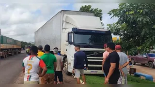 Apesar do porte do caminhão, não houve feridos e não foi registrada colisão em outros veículos próximos no momento.