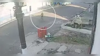 O suspeito foi flagrado arremessando o cachorro violentamente em direção ao lixo na Primeira Rua, em Icoaraci.