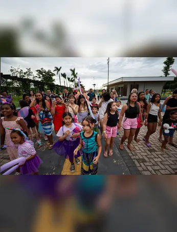 Crianças e adultos aproveitaram o feriado para passear e curtir o espaço. A programação iniciou com pintura facial, seguida da apresentação da banda Trem da Fantasia em um mini trio elétrico.