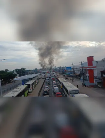 Fumaça e aglomeração de pessoas marcam protesto que bloqueou os dois sentidos da BR-316, na entrada do Aurá, em Ananindeua.