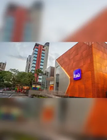 As vagas estão distribuídas em áreas como tecnologia da informação, estratégia de negócios, análise de dados e relacionamento comercial.