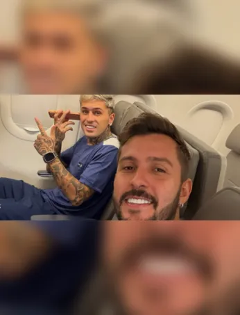 Clima de descontração no voo de retorno: jogadores do Remo aproveitam o trajeto para Belém com sorrisos, conversas e leveza, já no embalo da decisão que abre a temporada.