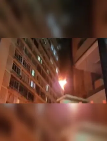 O fogo assusta moradores do edifício, localizado na alameda José Faciola, no centro de Belém.