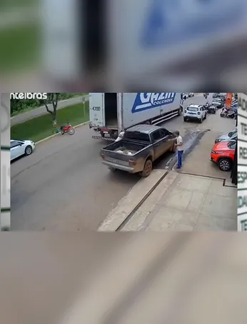 Câmera flagra momento em que porta de caminhão baú atinge homem em Parauapebas.