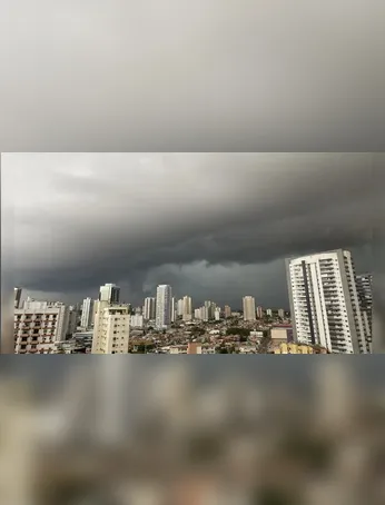 A madrugada começou com clima ameno, registrando cerca de 23°C.