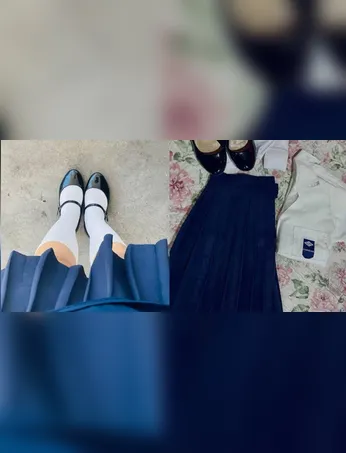 O tradicional uniforme feminino de saia azul-marinho, modelo que marcou gerações na instituição
