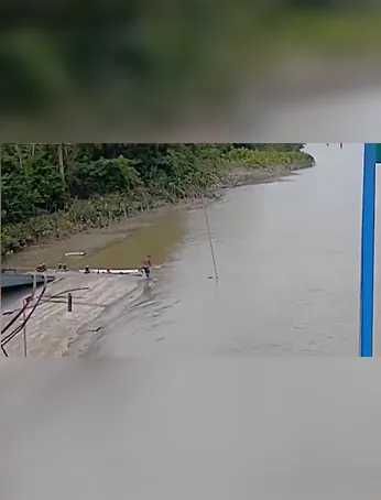 Casal na embarcação que teria encontrado o corpo