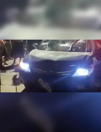 Moradores tentaram retirar carro após criança ficar presa sob automóvel.