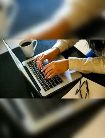 A proposta se destaca ao permitir que os candidatos atuem de qualquer lugar do mundo, desde que consigam acompanhar o horário comercial dos Estados Unidos.