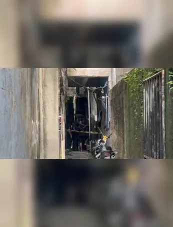 Moradores da área localizaram o corpo após perceberem a ausência da vítima ao longo do dia e decidirem verificar a residência.