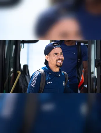Yago Pikachu durante o embarque do Remo para Curitiba; atleta deve iniciar a partida no banco de reservas.