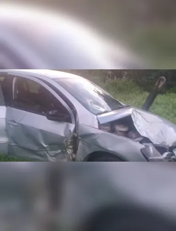 Carro envolvido no acidente que resultou na morte de Rafaela Oliveira ficou fora da pista após a colisão na BR-308, em Capanema.
