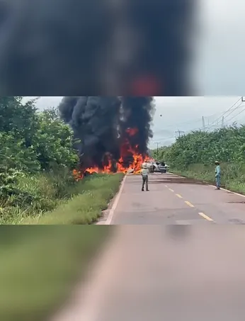 Explosão após colisão entre carretas interdita totalmente a PA-475, em Moju, e mobiliza equipes de concessionária e do Corpo de Bombeiros.