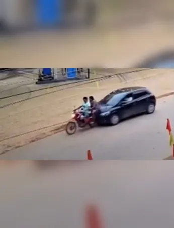 Imagens de câmera de segurança mostram família indígena sendo arremessada após colisão em Tucumã.