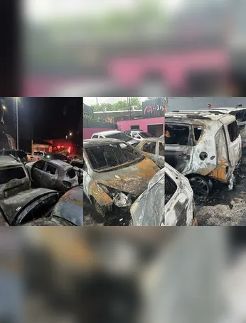 Mais de 10 veículos foram atingidos e ficaram completamente destruídos.