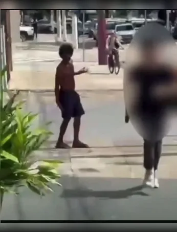 Um homem em situação de rua foi atacado por estudantes de direito com arma de choque.