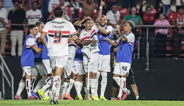 Imagem ilustrativa da imagem São Paulo vence Santos em clássico com duras críticas à arbitragem