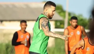 Imagem ilustrativa da imagem Rossi participa de treino com elenco do São Raimundo em Santarém