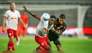 Imagem ilustrativa da imagem Bragantino e Athletico empatam em jogo com dilúvio e expulsões