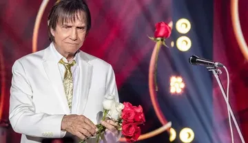 Imagem ilustrativa da imagem Roberto Carlos sofre acidente com Cadillac e vai para hospital