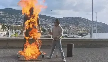 Imagem ilustrativa da imagem VÍDEO: Homem ateia fogo em estátua de Cristiano Ronaldo em Portugal