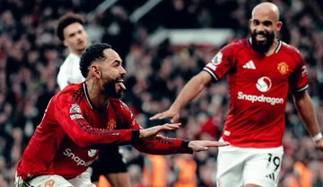 Imagem ilustrativa da imagem Brasileiros marcam e Manchester United vence Fulham pelo Inglês