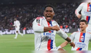 Imagem ilustrativa da imagem Com show de Endrick, Lyon vence PSG fora de casa e embola Ligue 1